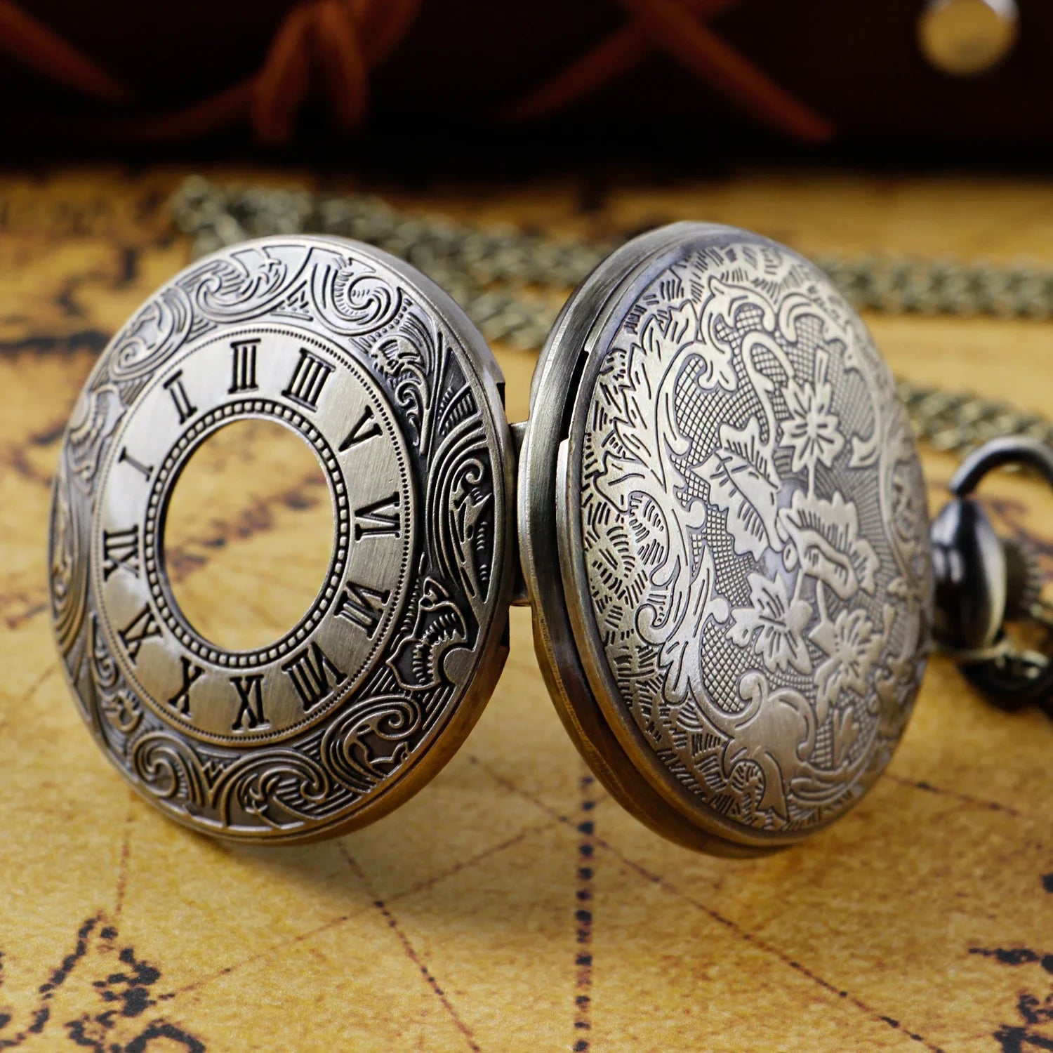 Vintage Taschenuhr-Anhänger mit tiefblauem Zifferblatt und Klappdeckel