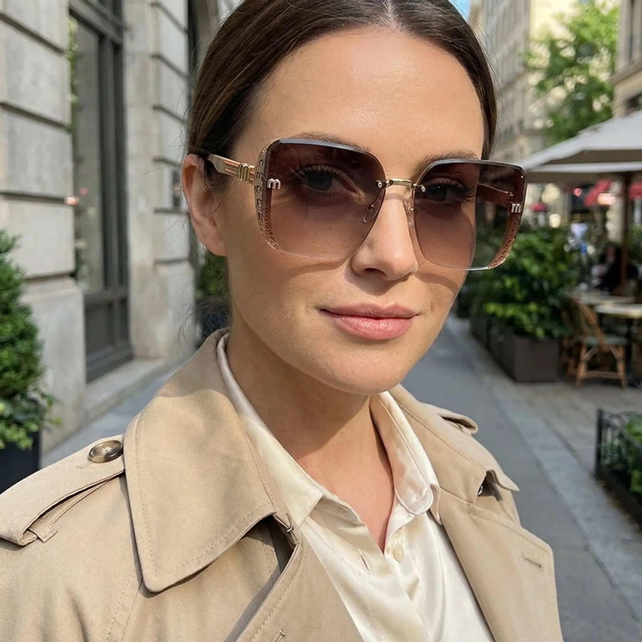 Randlose Oversize-Quadrat-Sonnenbrille mit UV400 Farbverlauf und Buchstaben-Detail