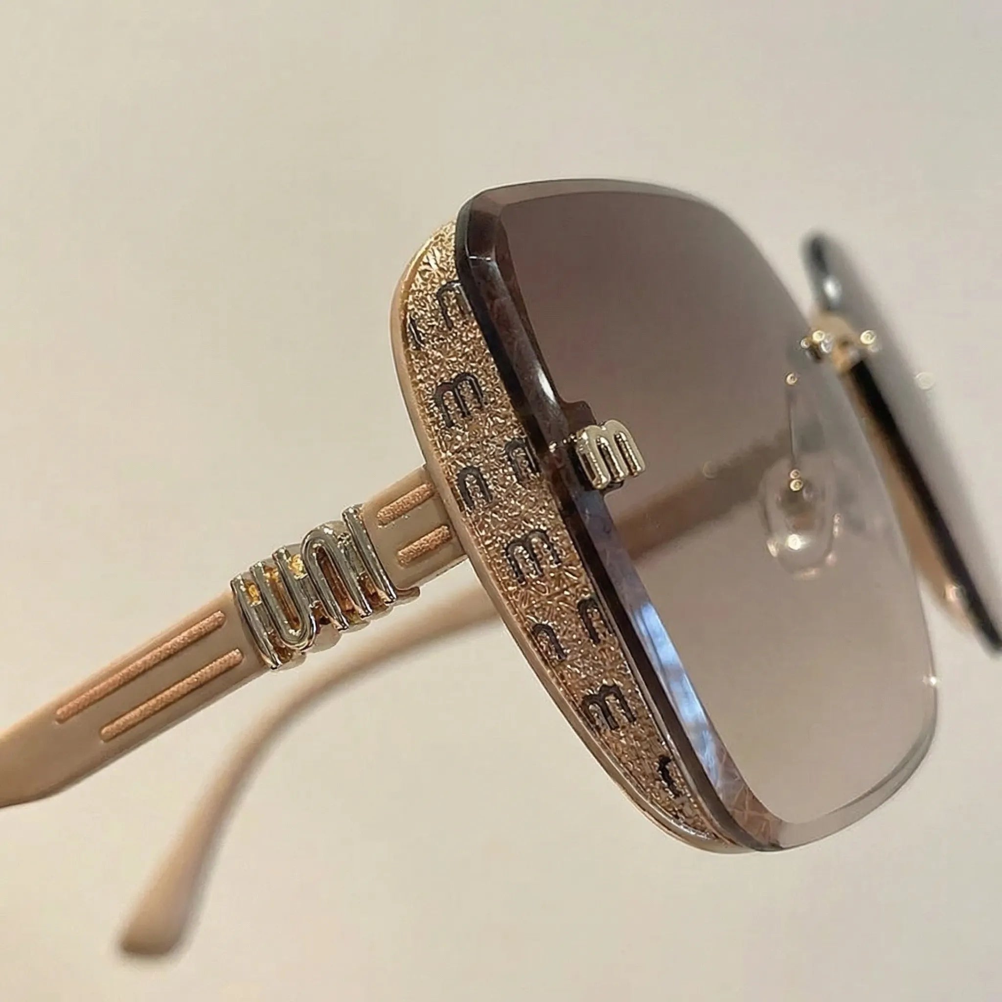 Randlose Oversize-Quadrat-Sonnenbrille mit UV400 Farbverlauf und Buchstaben-Detail