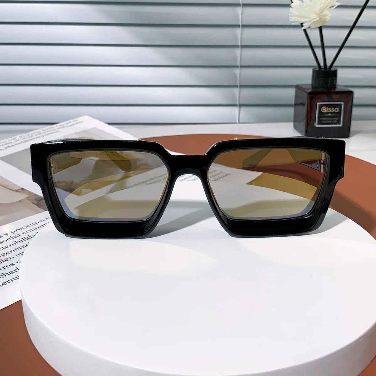 Übergroße quadratische Sonnenbrille mit poliertem Rahmen