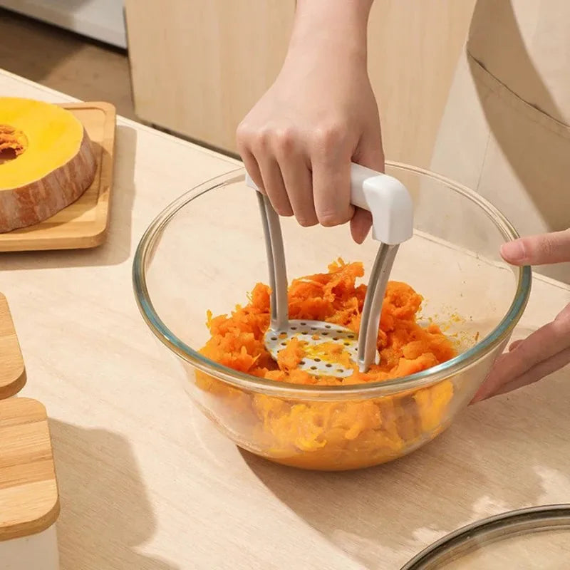 Kartoffelpresse mit rutschfestem Griff und gelöcherter Pressplatte