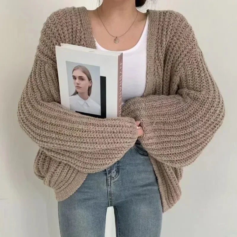 Kurze Poncho-Strickjacke mit strukturiertem Strick und offener Vorderseite