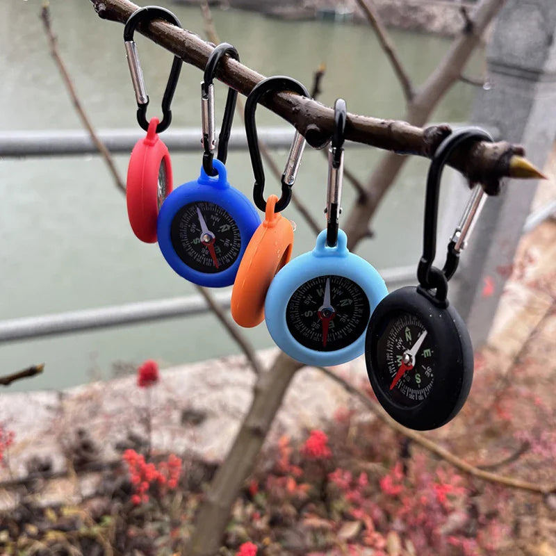 Kompaktkompass mit Karabiner Clip Befestigung, Schutzschale und kontrastreicher Anzeige