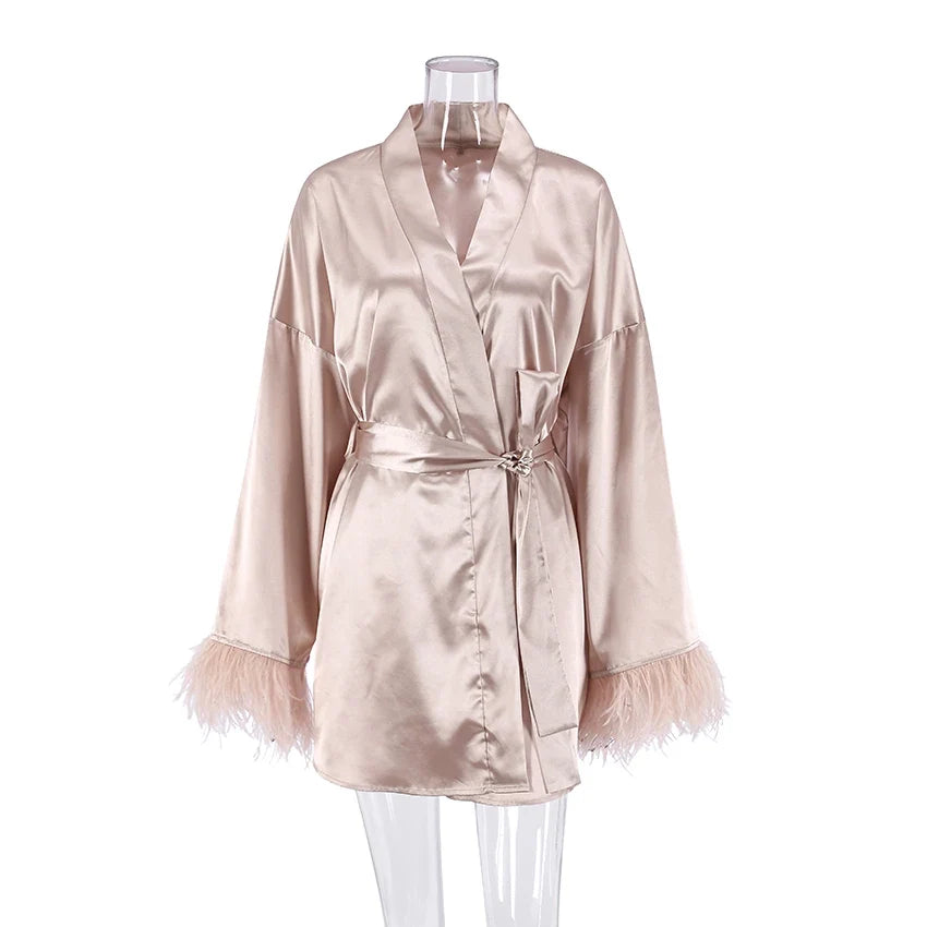 Kurzer Wickelbademantel federbesetzt eleganter Luxus-Look