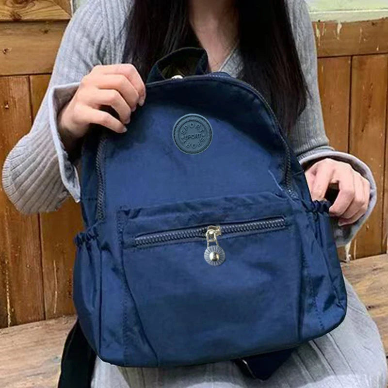 Ultraleichter Nylon-Tagesrucksack mit organisierten Taschen und gepolsterten Griffen