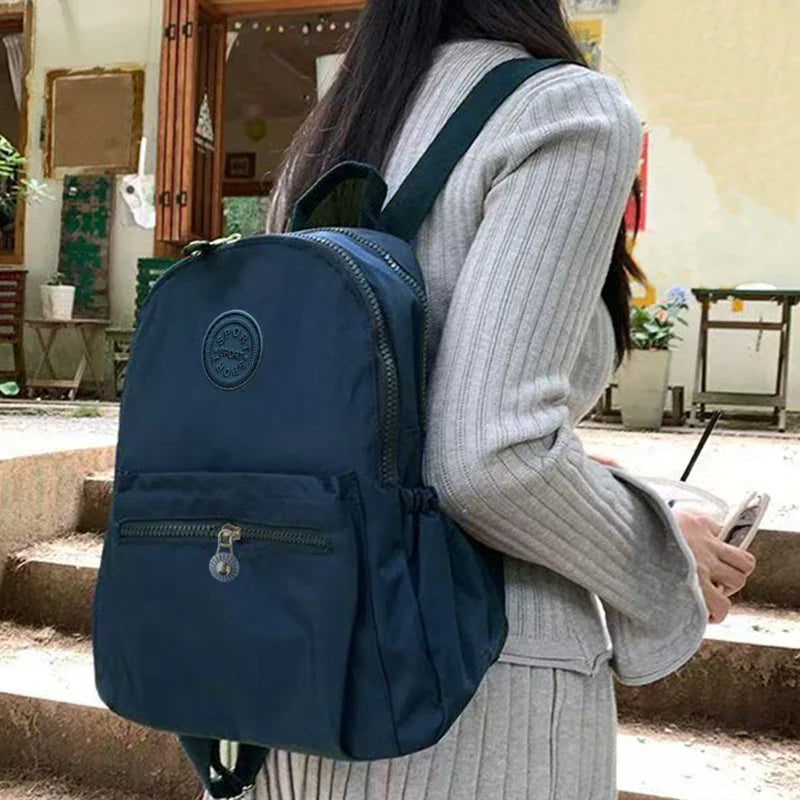 Ultraleichter Nylon-Tagesrucksack mit organisierten Taschen und gepolsterten Griffen