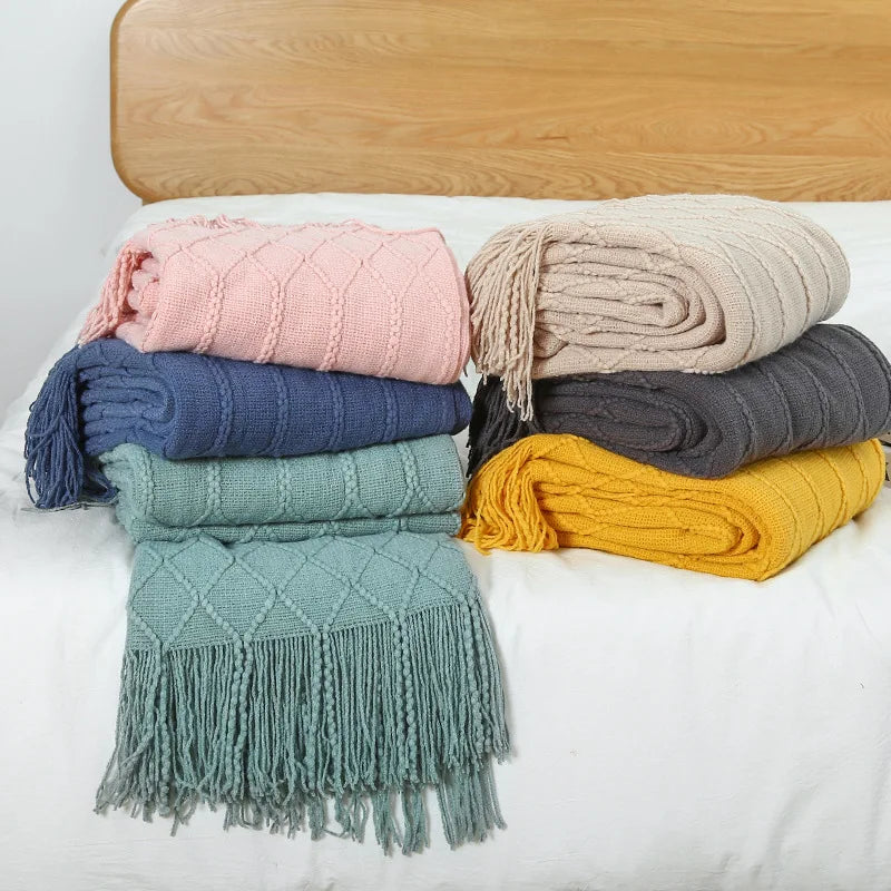 Übergroße Strickwurfdecke mit Quastenkanten und strukturiertem Gewebe