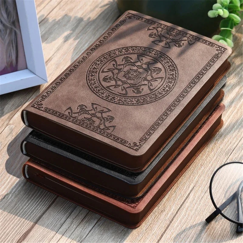 Tragbares Notizbuch mit geprägtem Vintage-Einband und glatten Schreibseiten