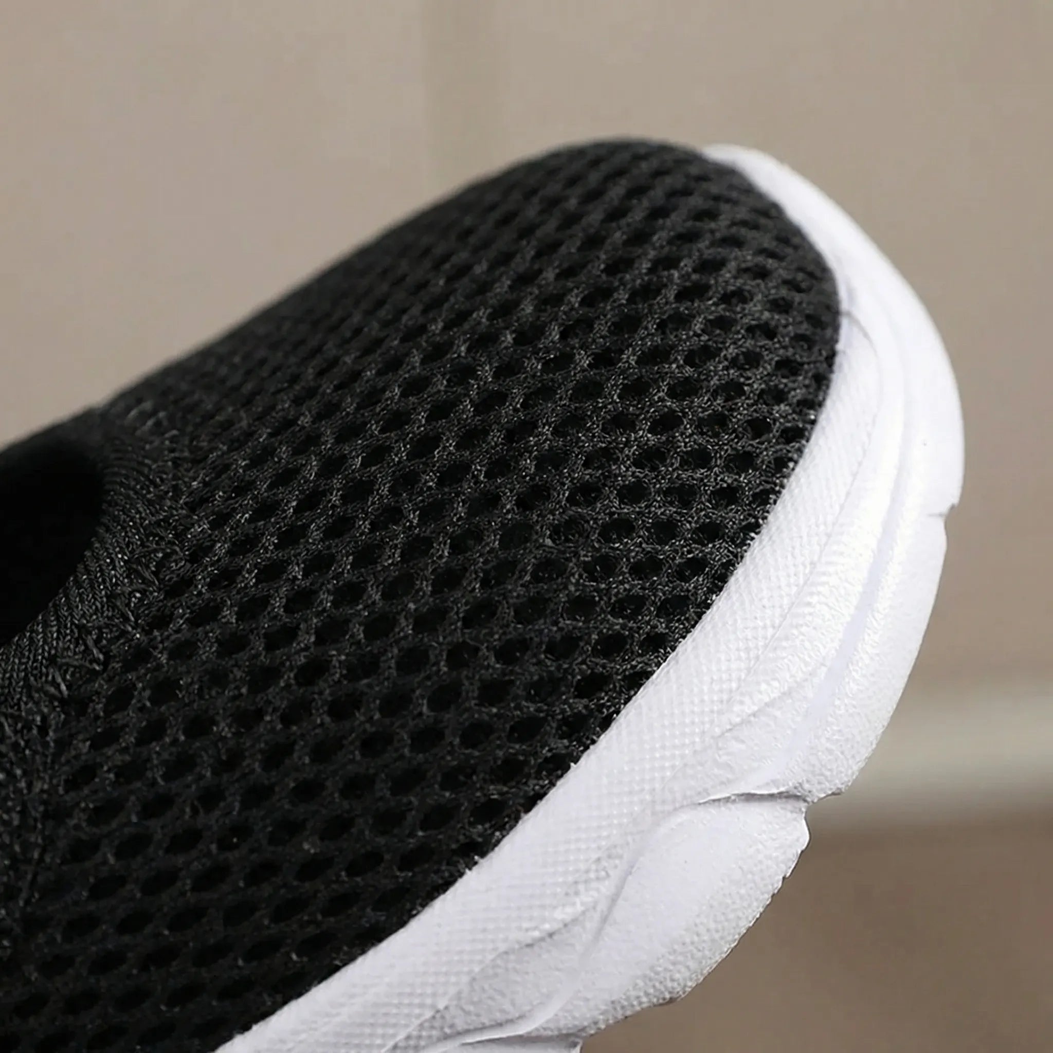 Weitschafts-Gehschuh mit geräumiger Zehenbox und atmungsaktivem Mesh-Schaft