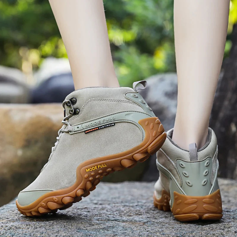 Wasserdichte Wanderschuhe mit Knöchelstütze und tiefem Profil für Bergwege