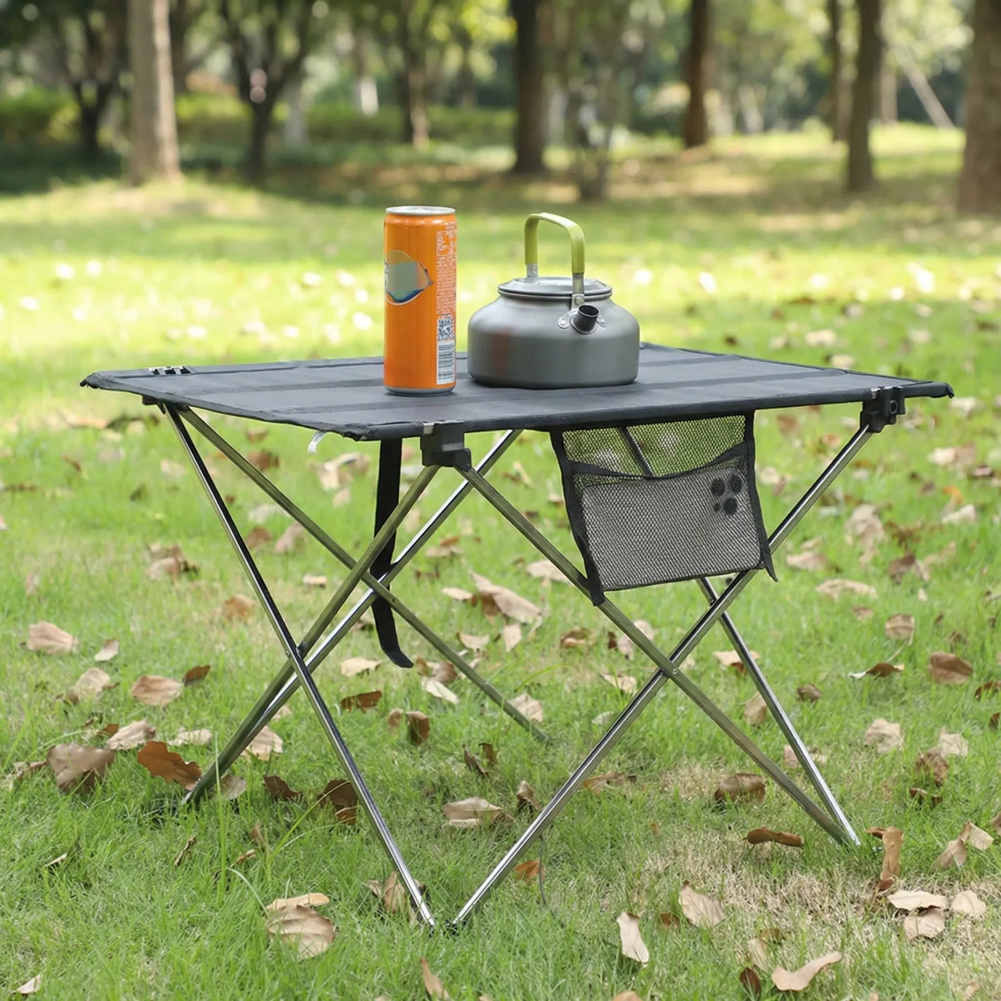 Klappbarer Campingtisch mit Kreuzbein-Rahmen und Netzwerktasche