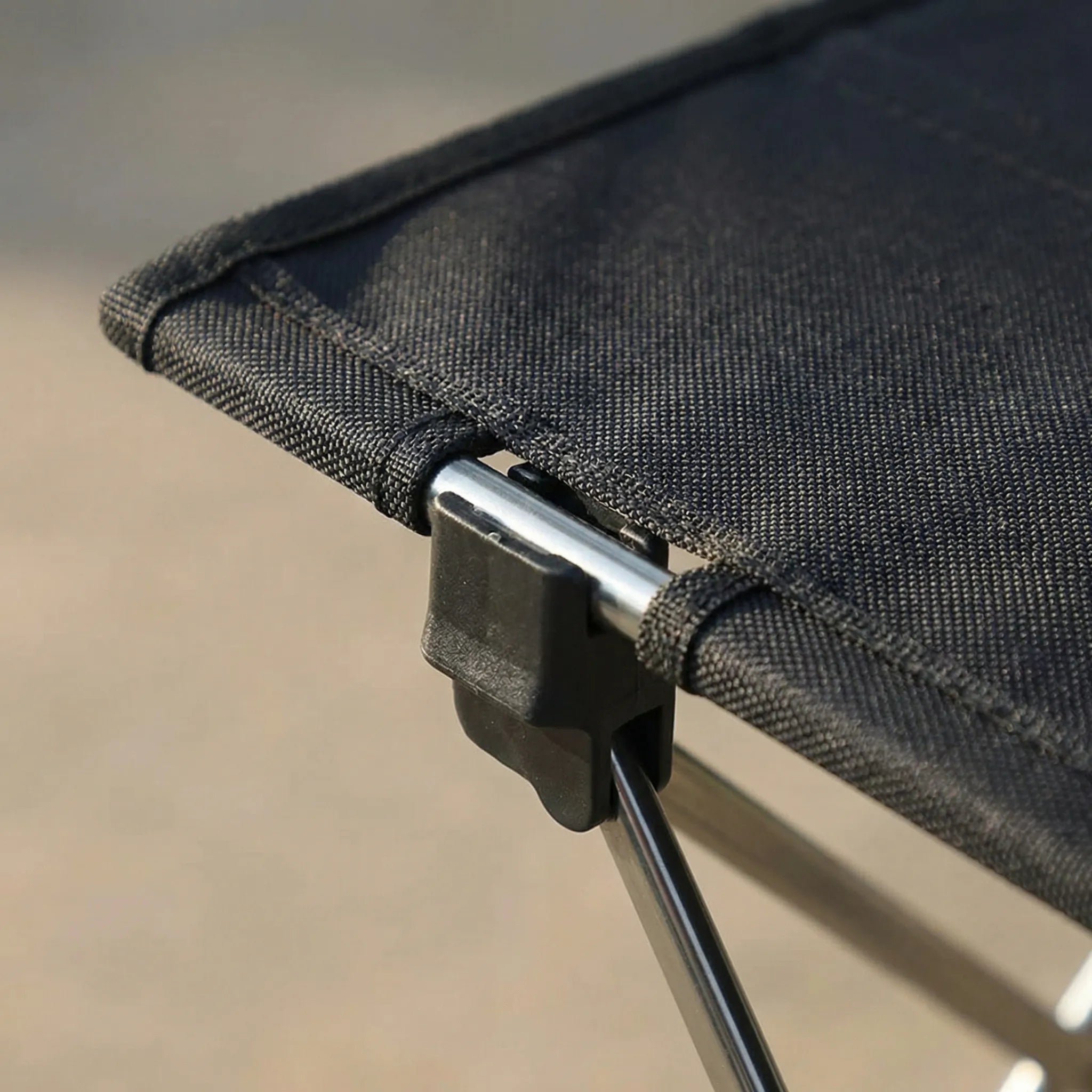 Klappbarer Campingtisch mit Kreuzbein-Rahmen und Netzwerktasche