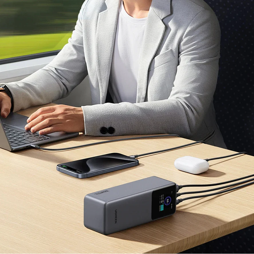 Hochkapazitäts-Powerbank mit USB-Typ-C Anschlüssen und digitalem Display