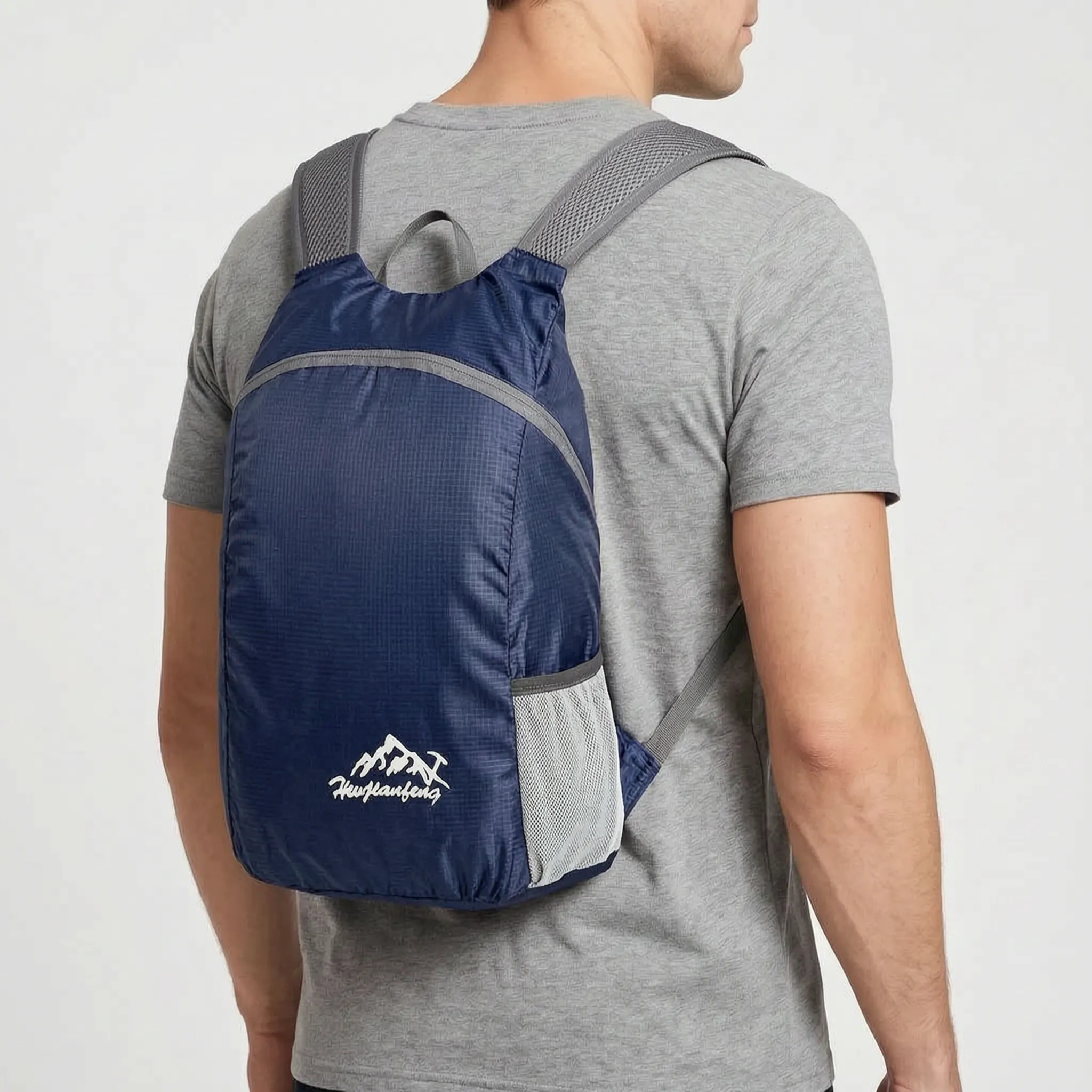 Faltbarer Tagesrucksack mit wasserabweisender Außenschale und belüfteten Mesh-Schultergurten