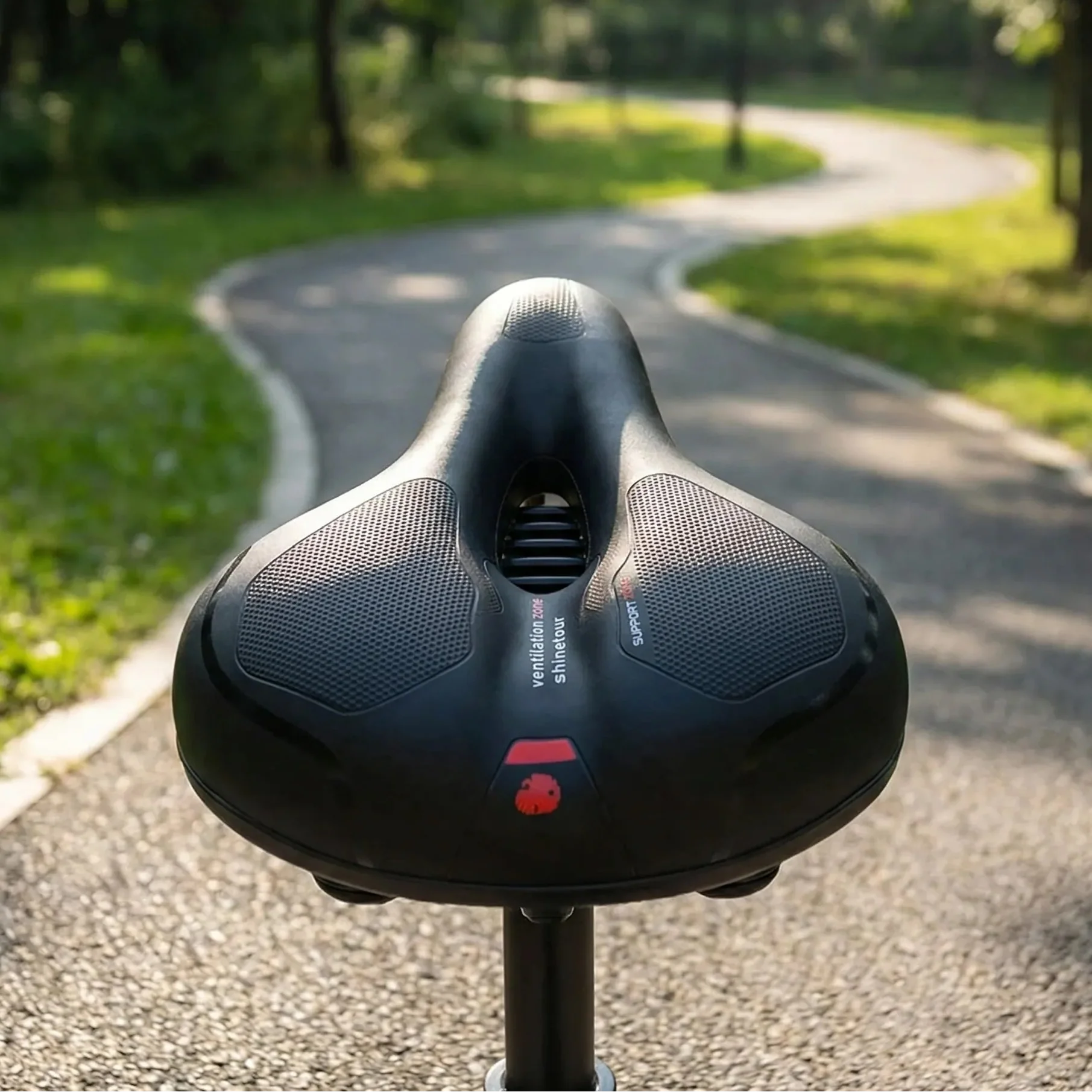 Breiter Fahrradsattel mit Druckentlastungskanal und Belüftungszonen