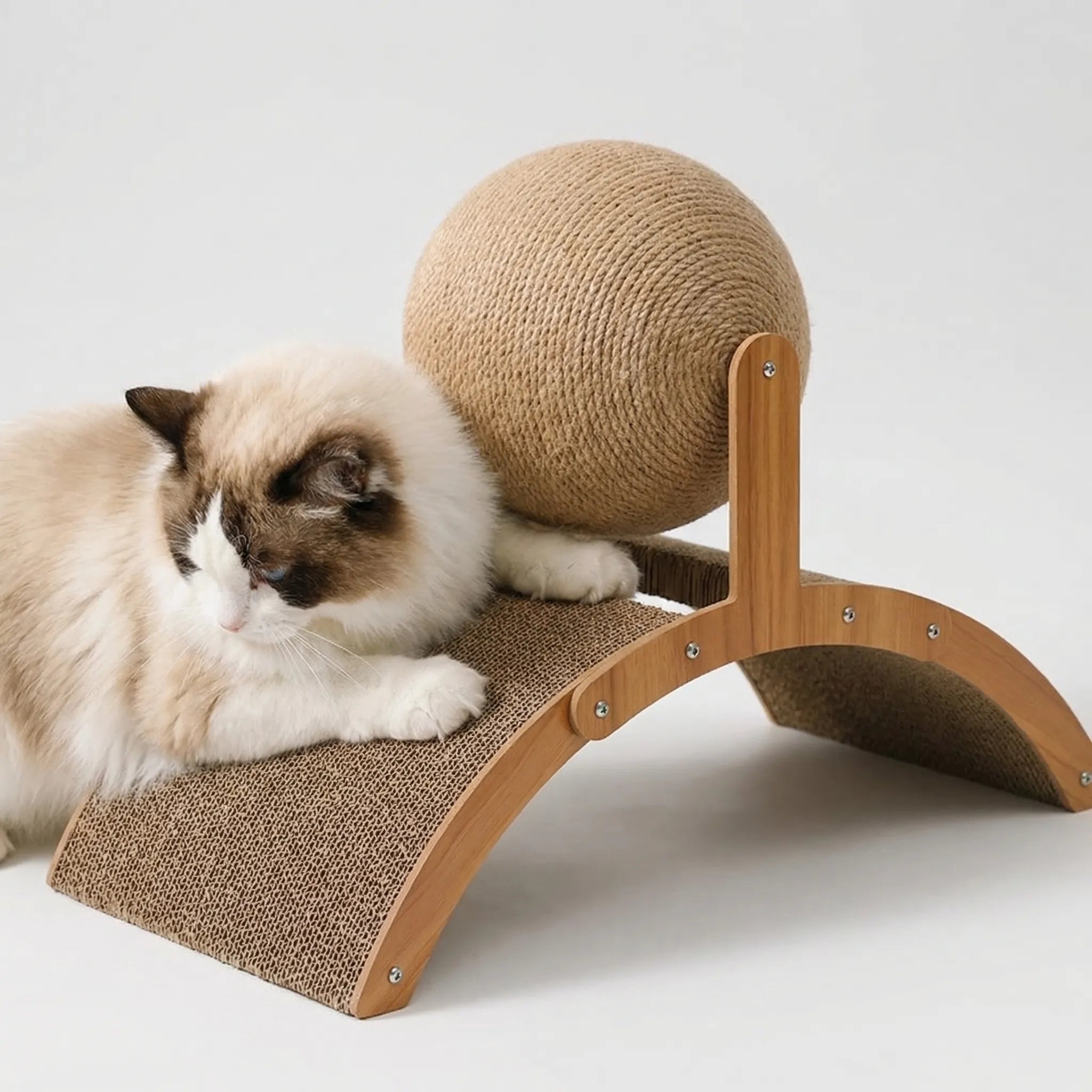 Kratzbaum für Katzen mit Sisalball und gebogenem Kratzbrett aus Holz