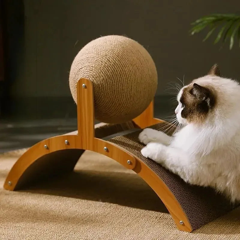 Kratzbaum für Katzen mit Sisalball und gebogenem Kratzbrett aus Holz