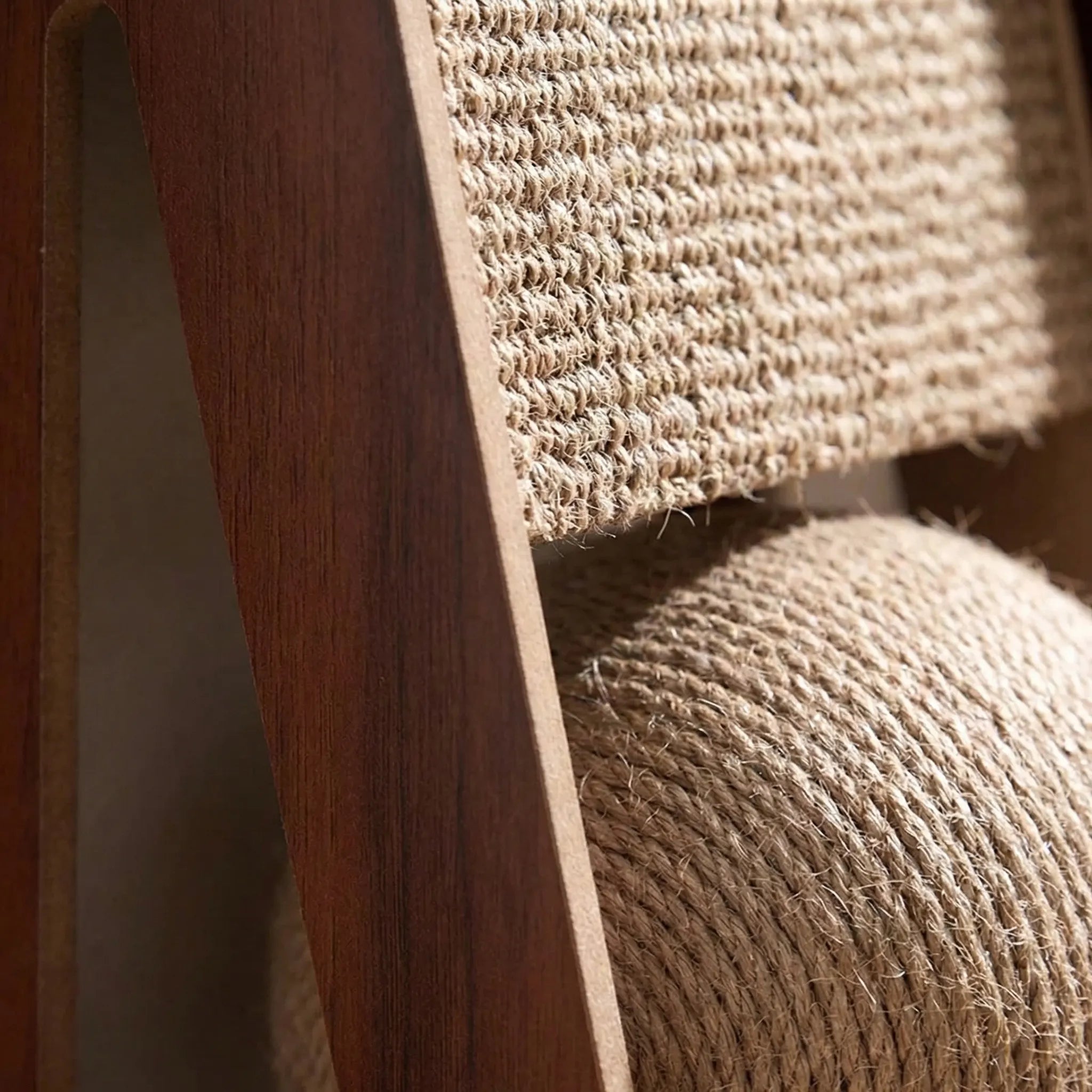 Vertikales Katzen Kratzbrett mit Spielball, wandlehnend, aus Holz