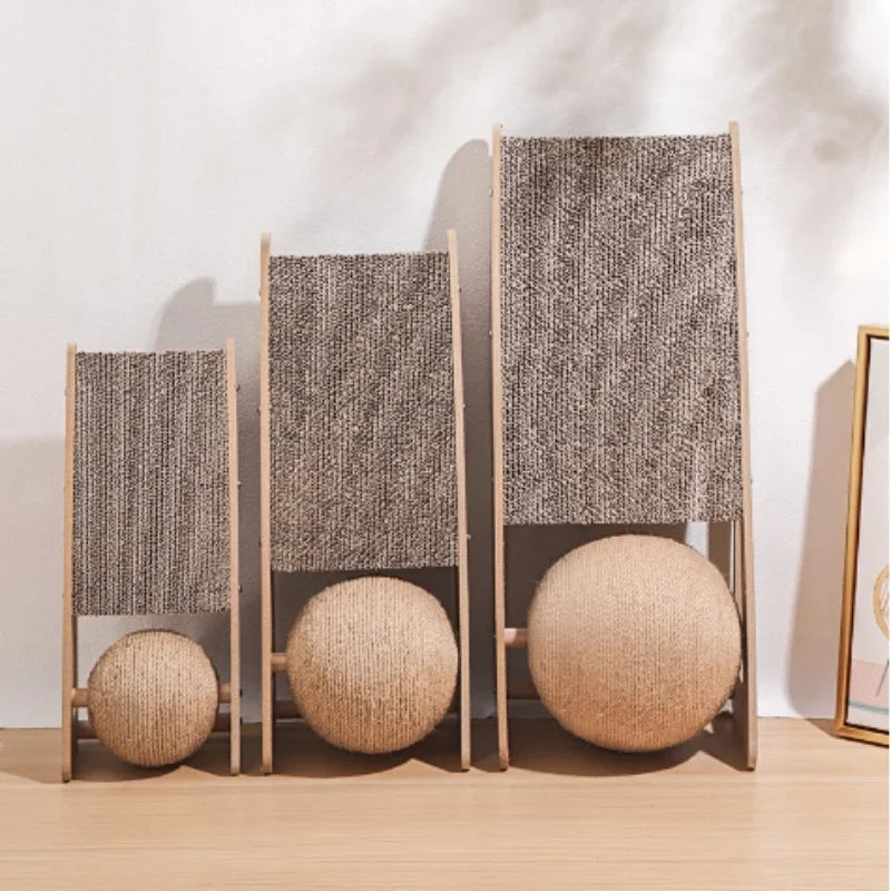 Vertikales Katzen Kratzbrett mit Spielball, wandlehnend, aus Holz