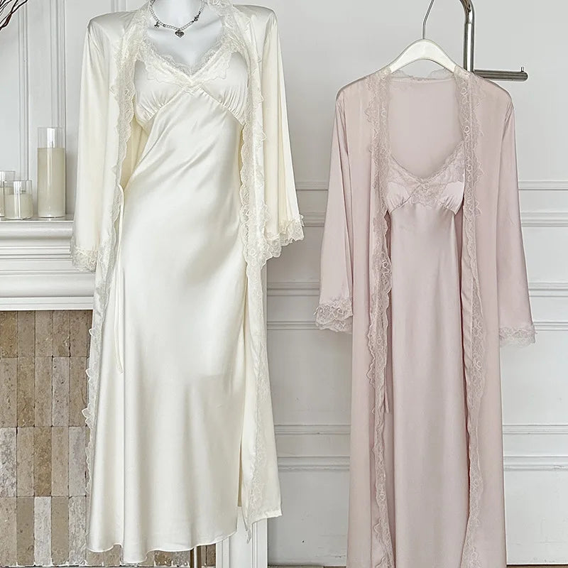 Langer Morgenmantel-Set mit Spitzenbesatz und Slip