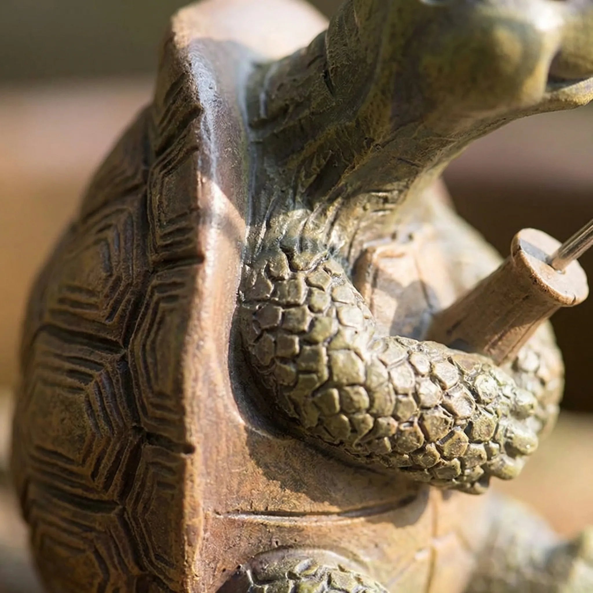 Schildkröten-Gartenfigur mit Angelrute und Fischanhänger, detailliert handgearbeitet