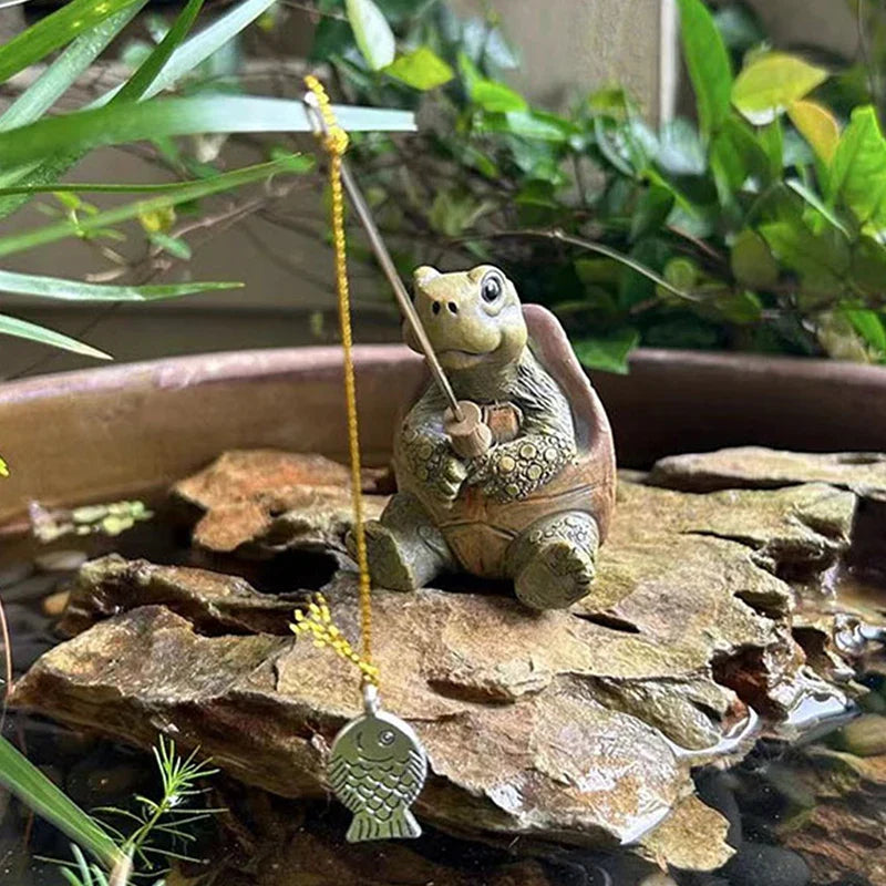 Schildkröten-Gartenfigur mit Angelrute und Fischanhänger, detailliert handgearbeitet