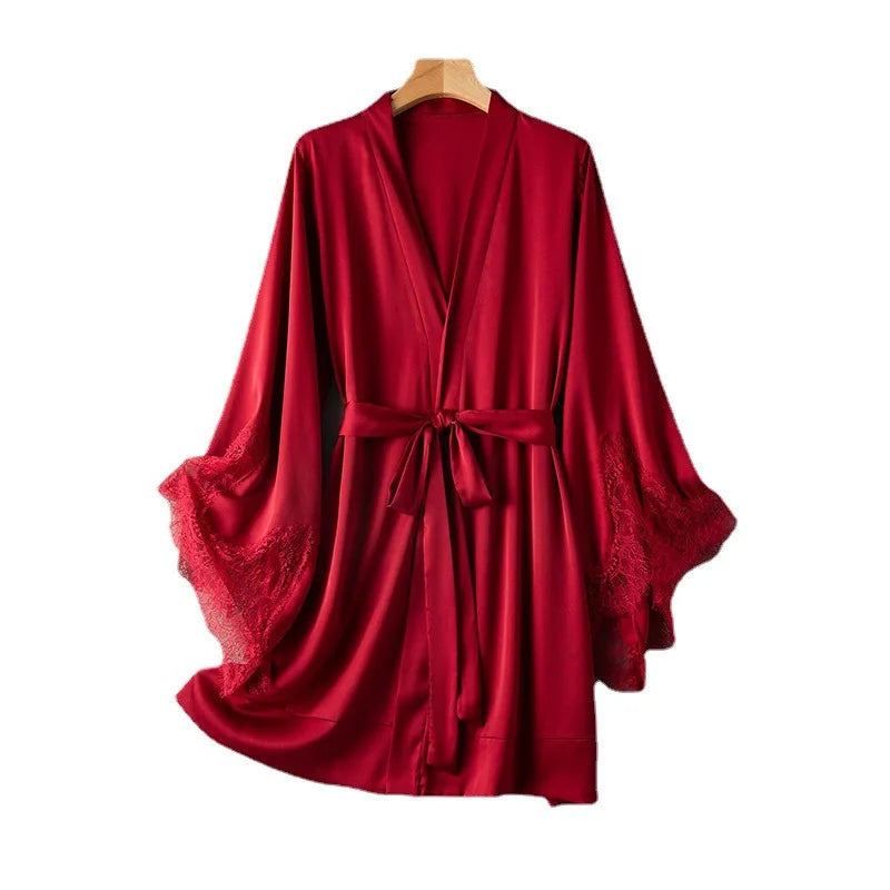 Kurzer Kimono-Bademantel mit Spitzenverzierung und weichem Drapieren