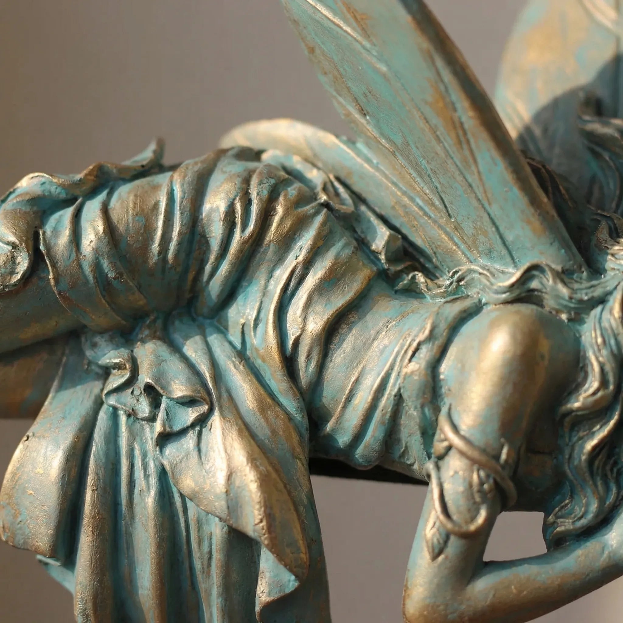 Schlafende Elfe mit Flügeln Gartenfigur Kupferoptik