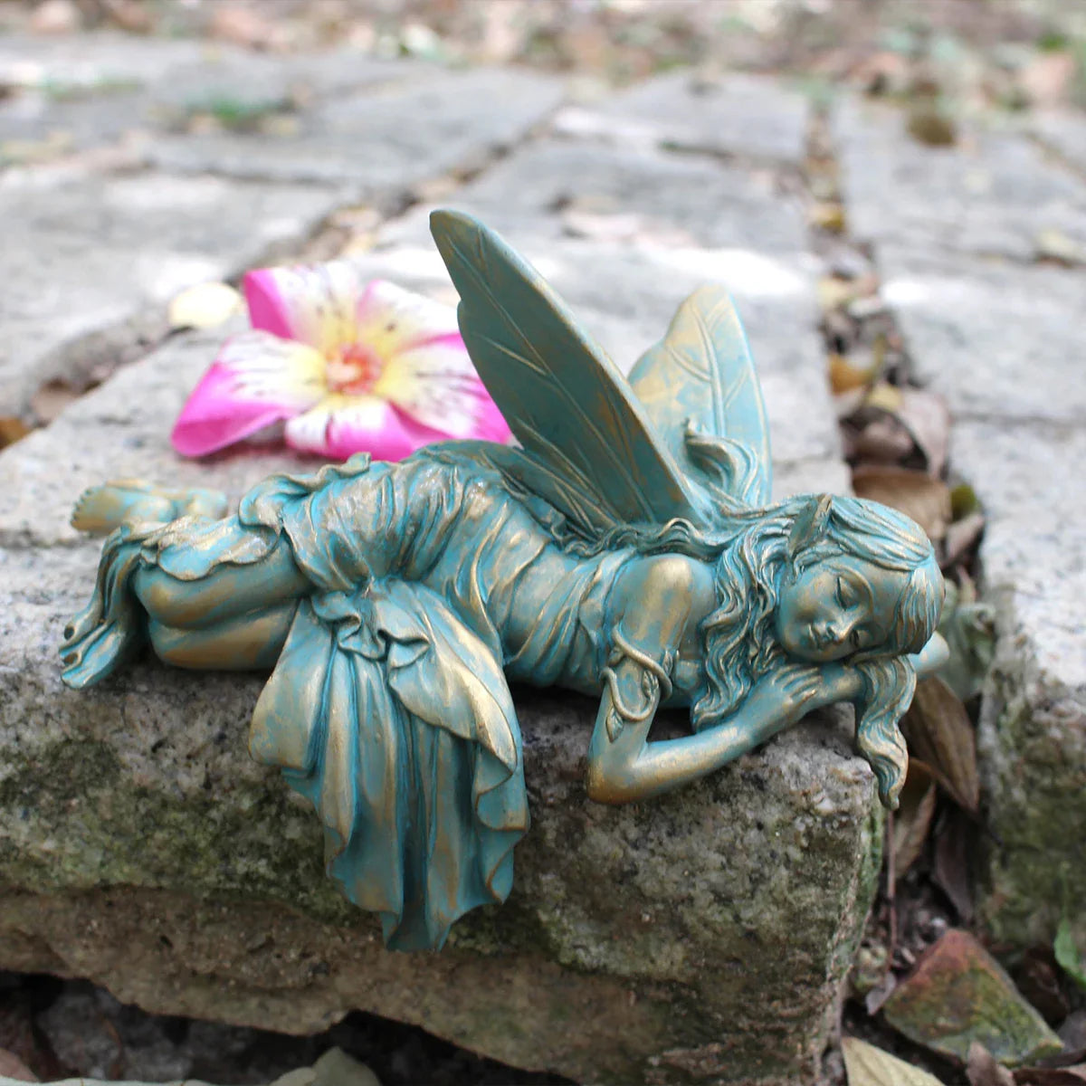 Schlafende Elfe mit Flügeln Gartenfigur Kupferoptik