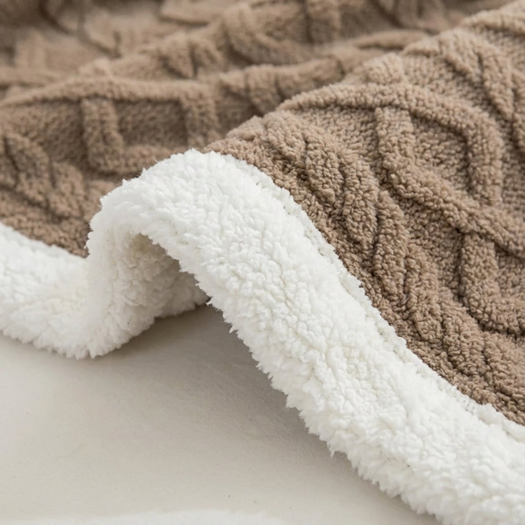 Wendbare Plüsch-Decke mit geometrischem Strickmuster und Sherpa-Futter