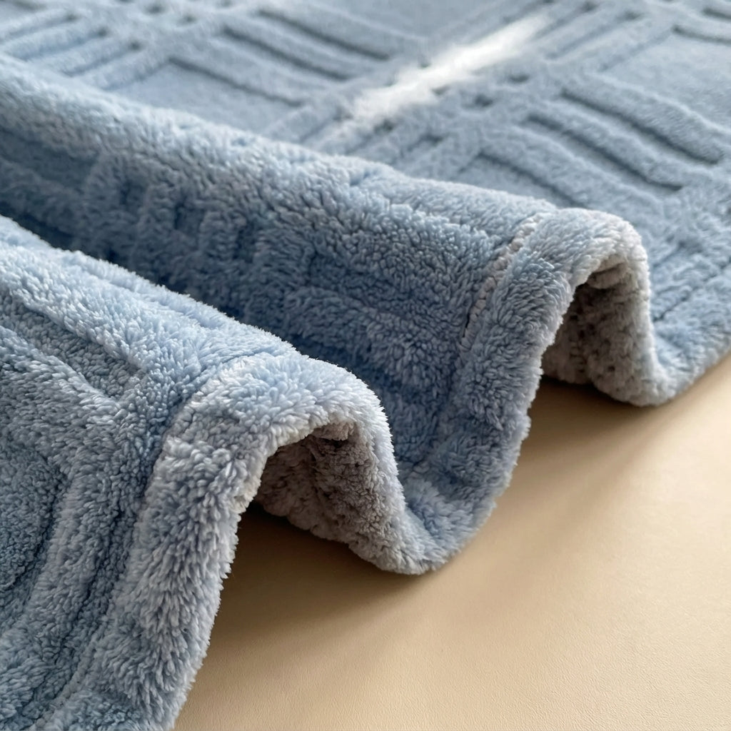 Ganzjahres-Kuscheldecke mit weicher strukturierter Oberfläche und antipiell-Behandlung