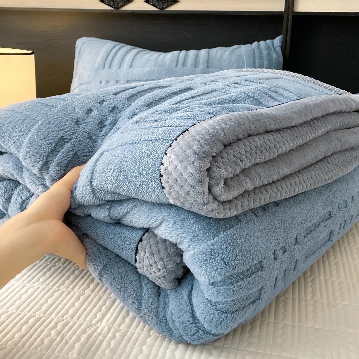 Ganzjahres-Kuscheldecke mit weicher strukturierter Oberfläche und antipiell-Behandlung