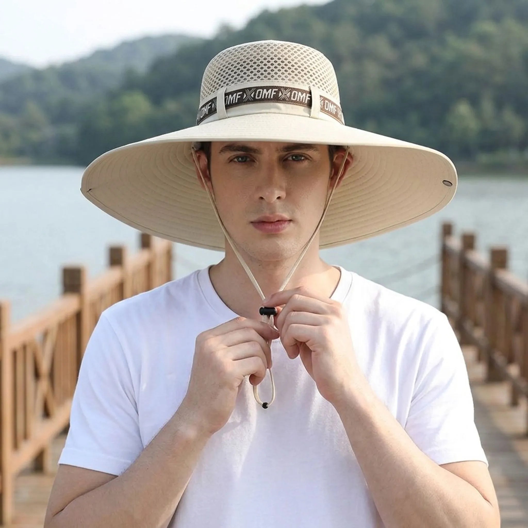 Breitrandiger Outdoor-Hut mit belüftetem Netzgeflecht und Kinnriemen
