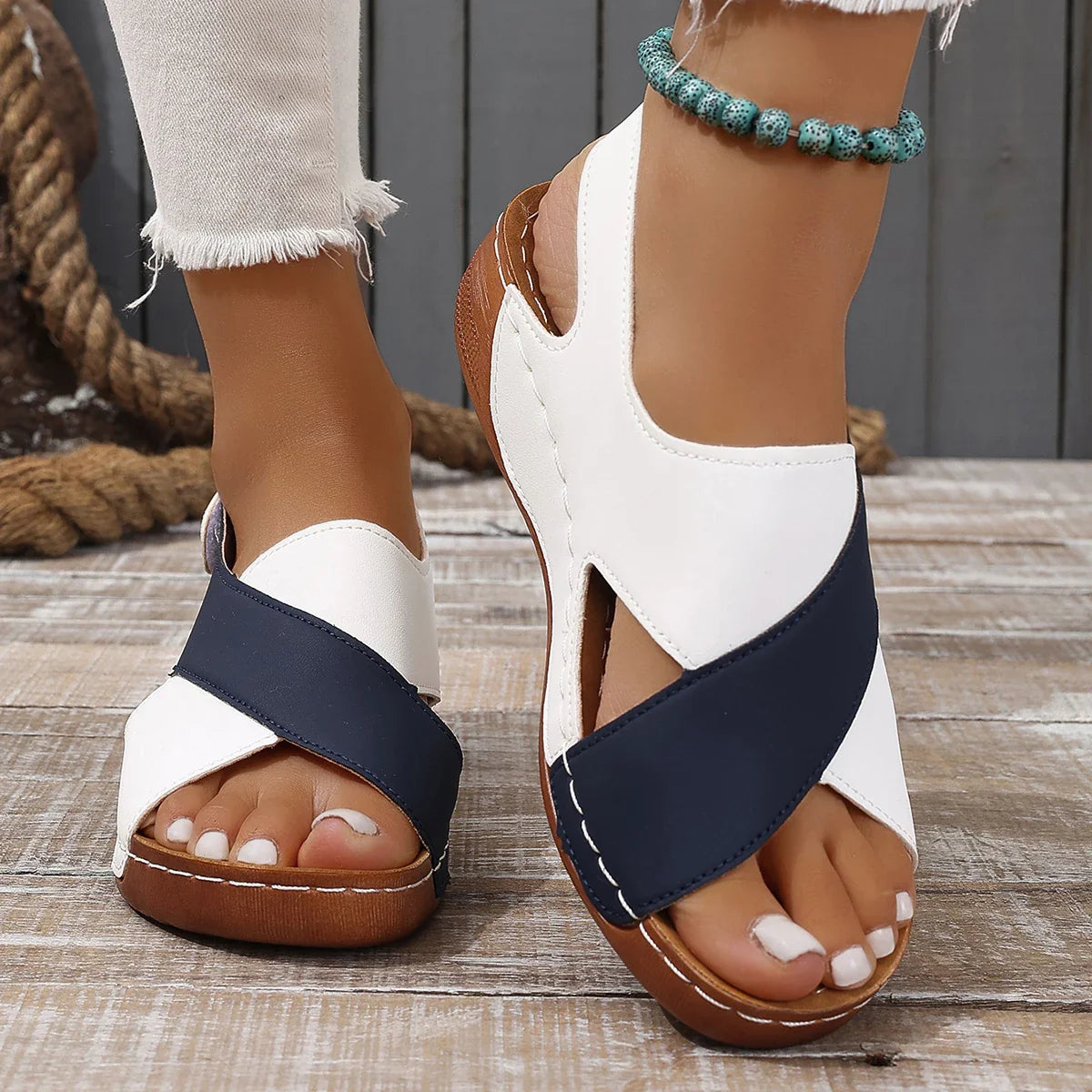 Damen-Keilsandalen mit Kreuzband-Design und Slip-on-Riemchen