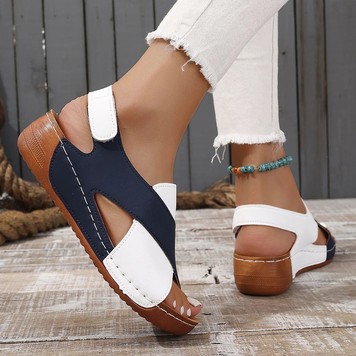 Damen-Keilsandalen mit Kreuzband-Design und Slip-on-Riemchen