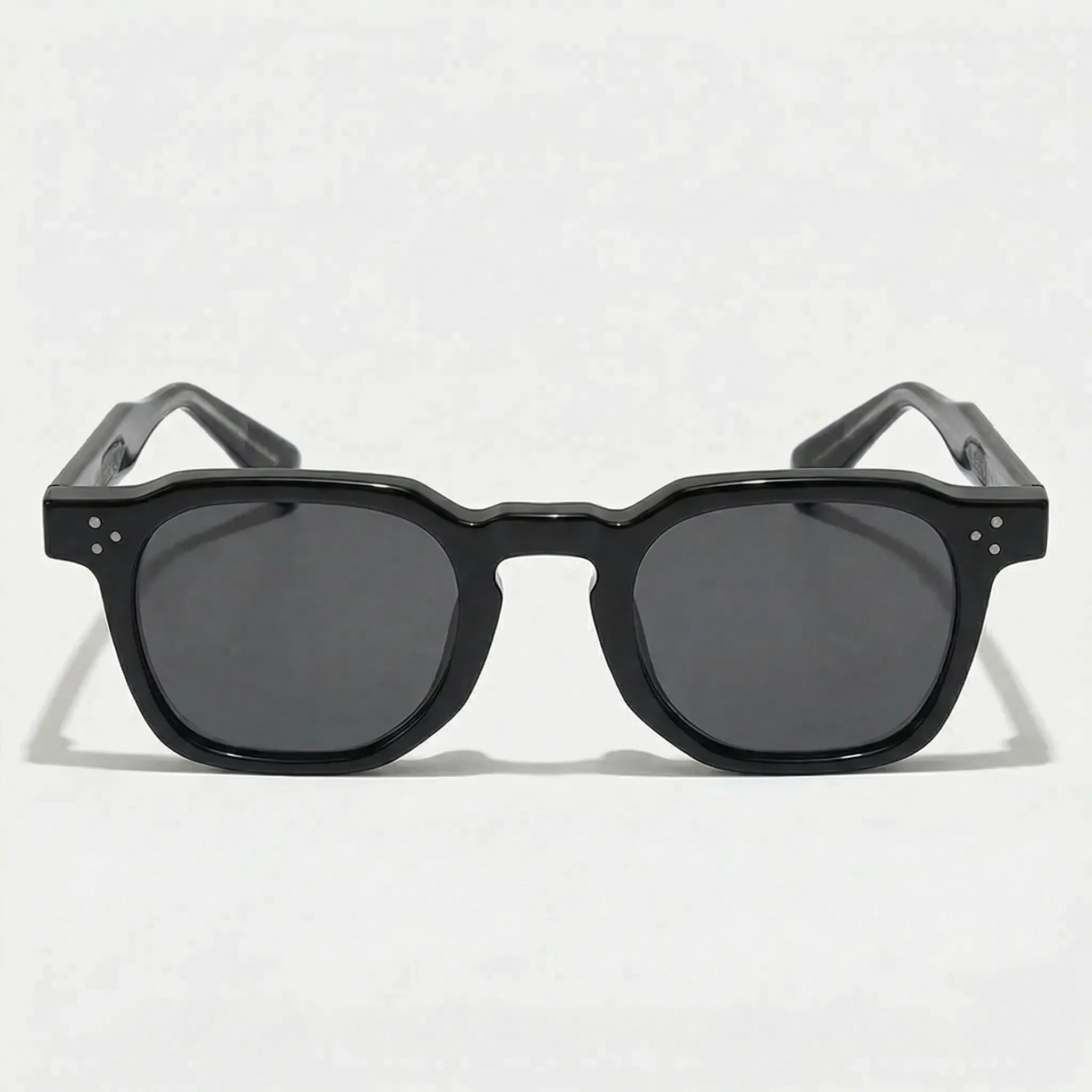 Kleine quadratische Sonnenbrille mit Nietdetails und kompaktem Rahmen