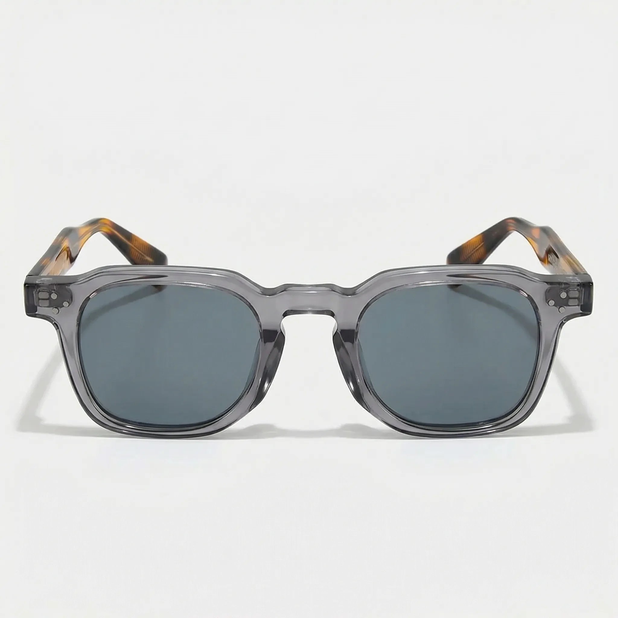 Kleine quadratische Sonnenbrille mit Nietdetails und kompaktem Rahmen