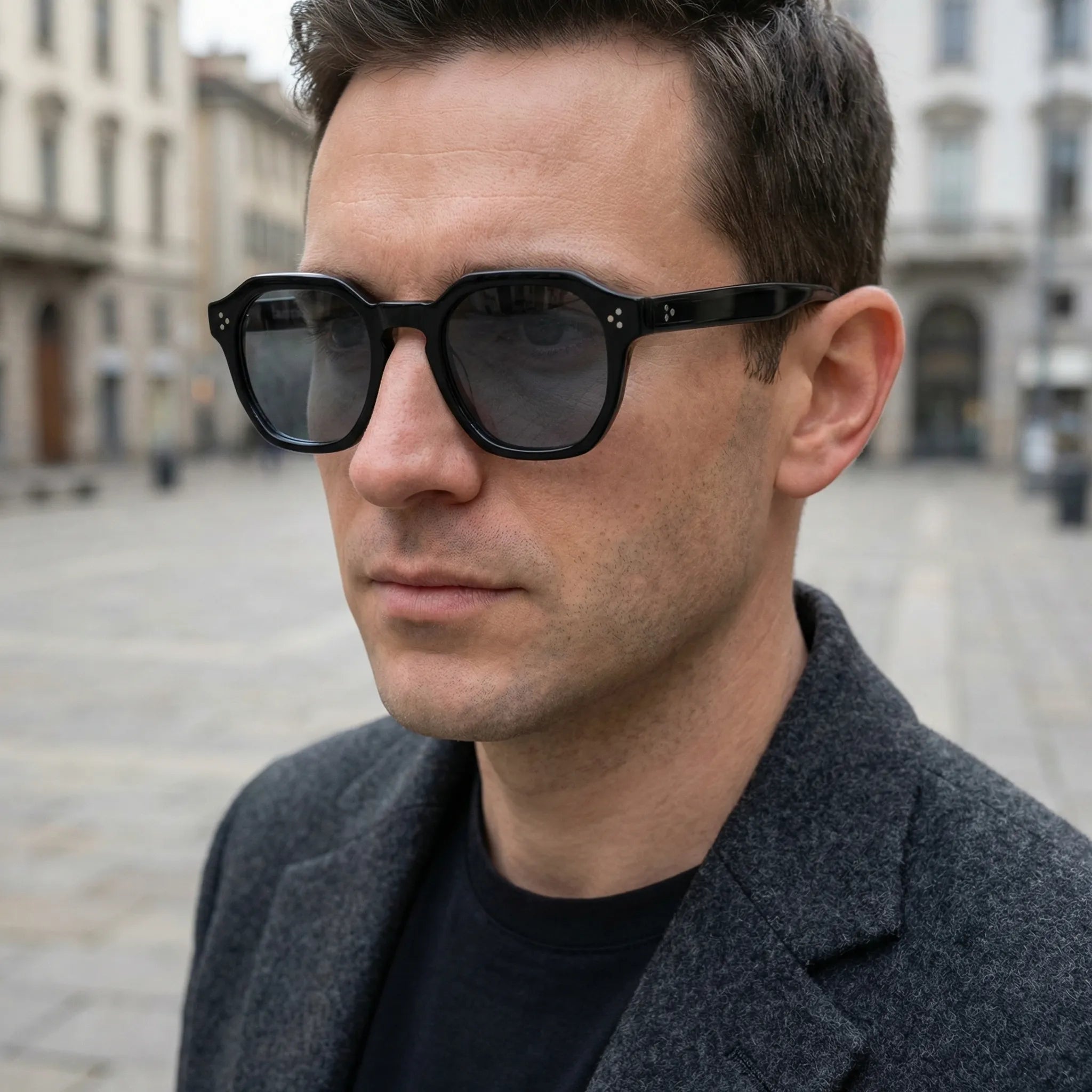 Kleine quadratische Sonnenbrille mit Nietdetails und kompaktem Rahmen