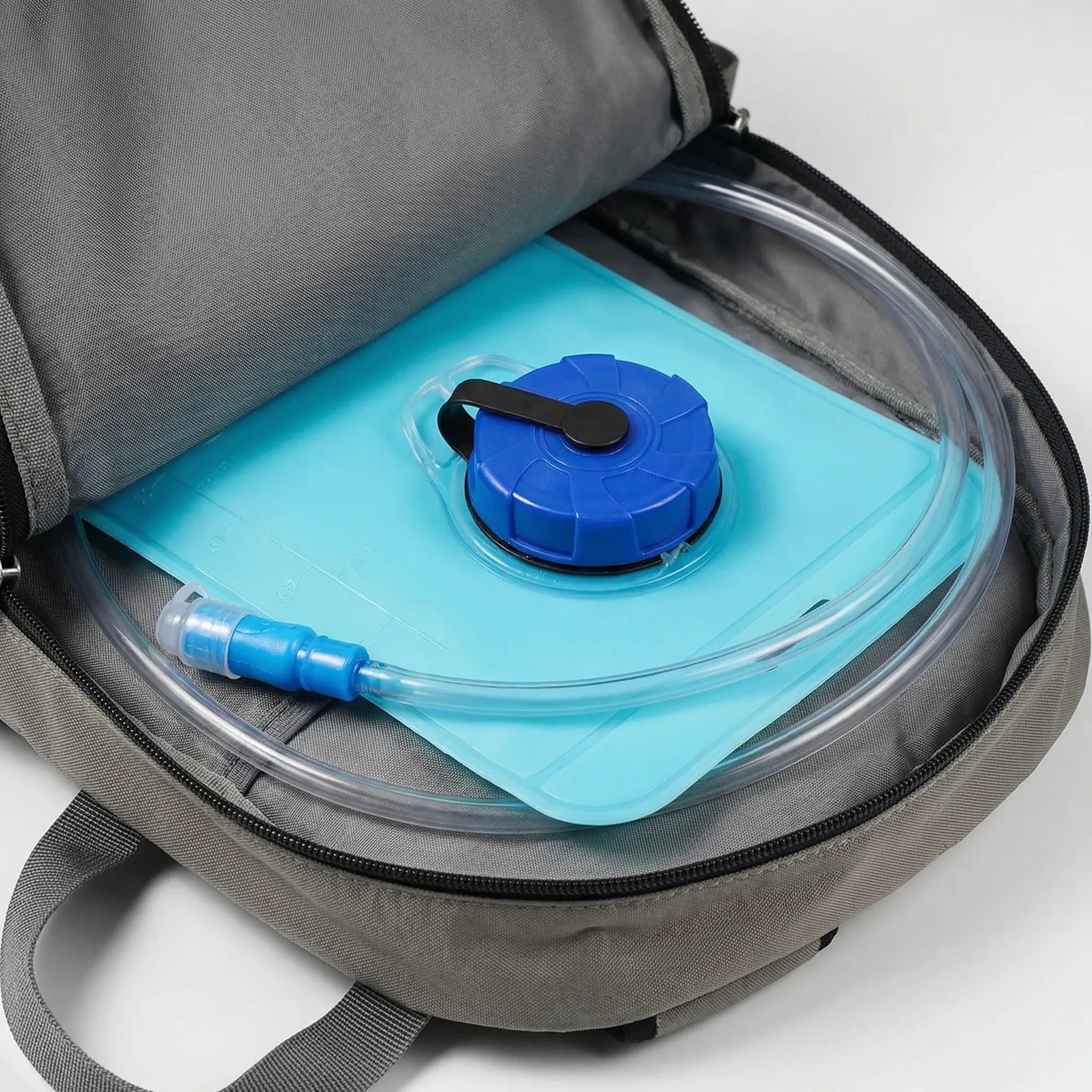 Hydrationsbehälter mit flexiblem Trinkaschlauch und Beißventil