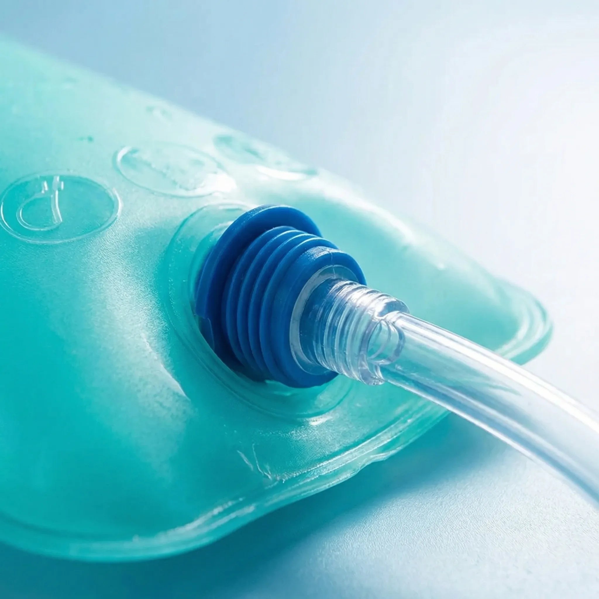 Hydrationsbehälter mit flexiblem Trinkaschlauch und Beißventil