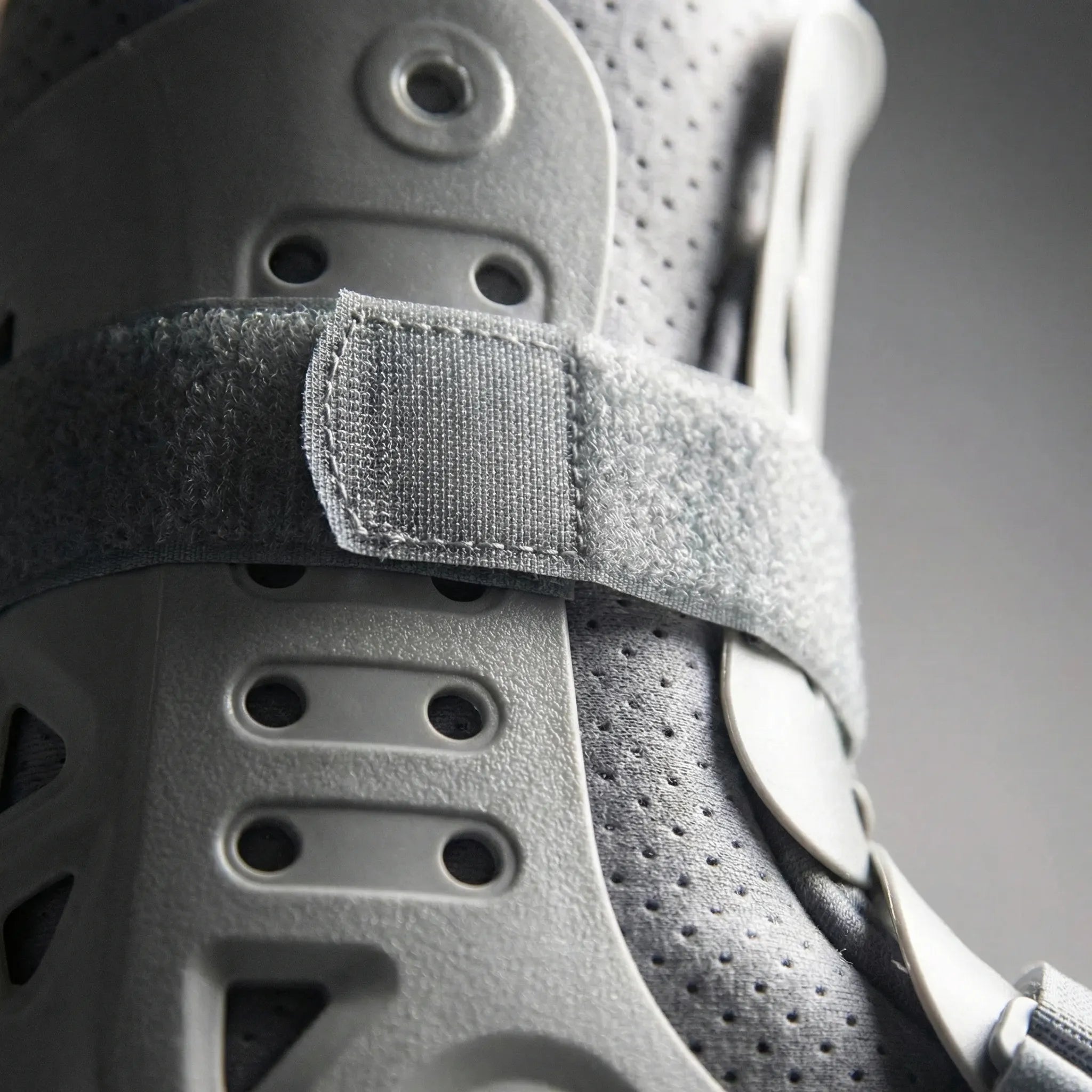 Aufblasbarer orthopädischer Gehstiefel mit Luftkammern und Rocker-Sohle
