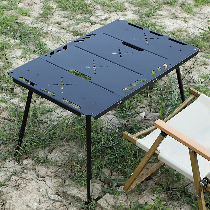 Klappbarer Campingtisch mit verstellbaren Beinen und Tragetasche