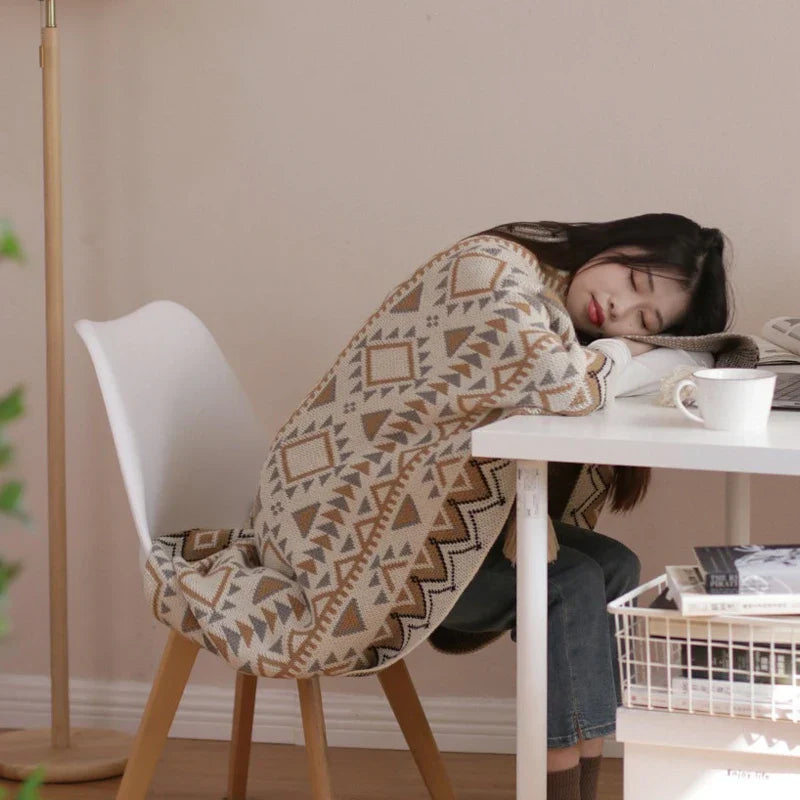 Gestrickte Quastenwurfdecke mit neutralem Streifenmuster und Boho-Akzenten