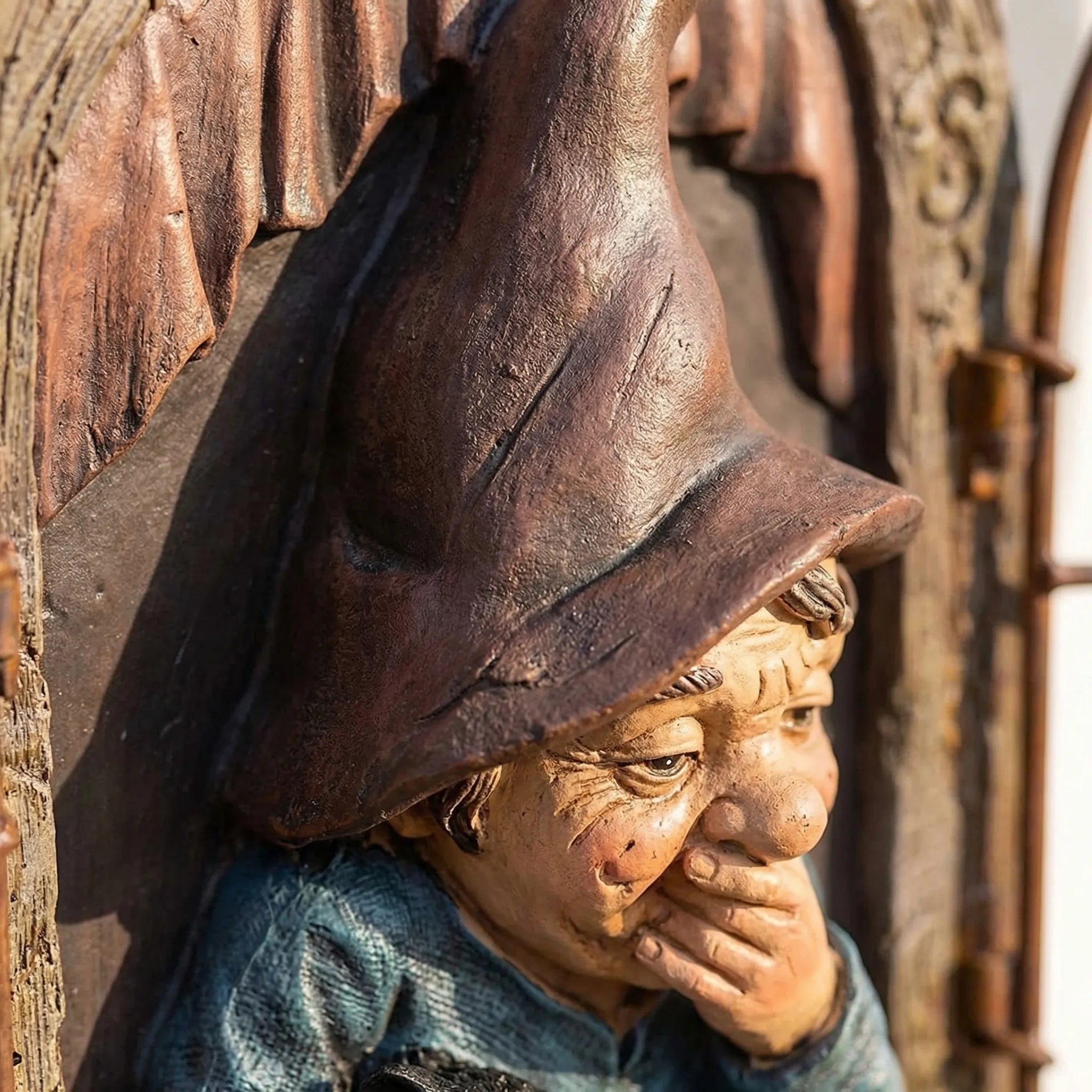 Elfenfigur umarmt Baum Gartendekoration Außenbereich