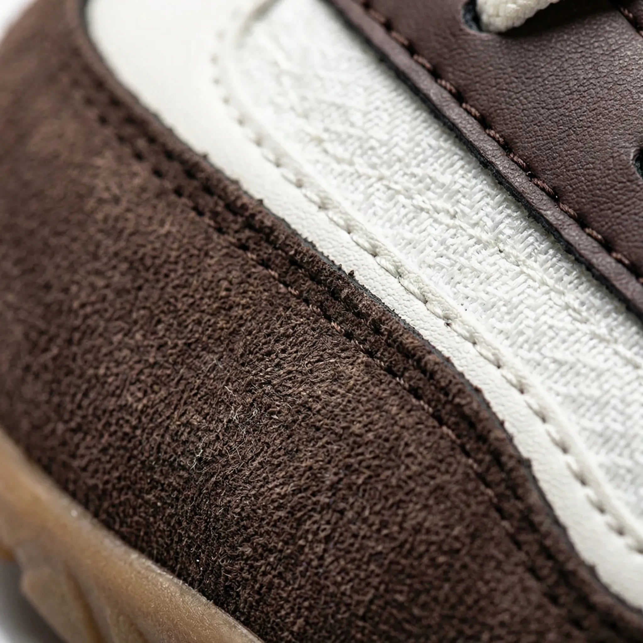 Breitschaftiger Trailwanderschuh mit rutschfester Sohle und Retro-Design