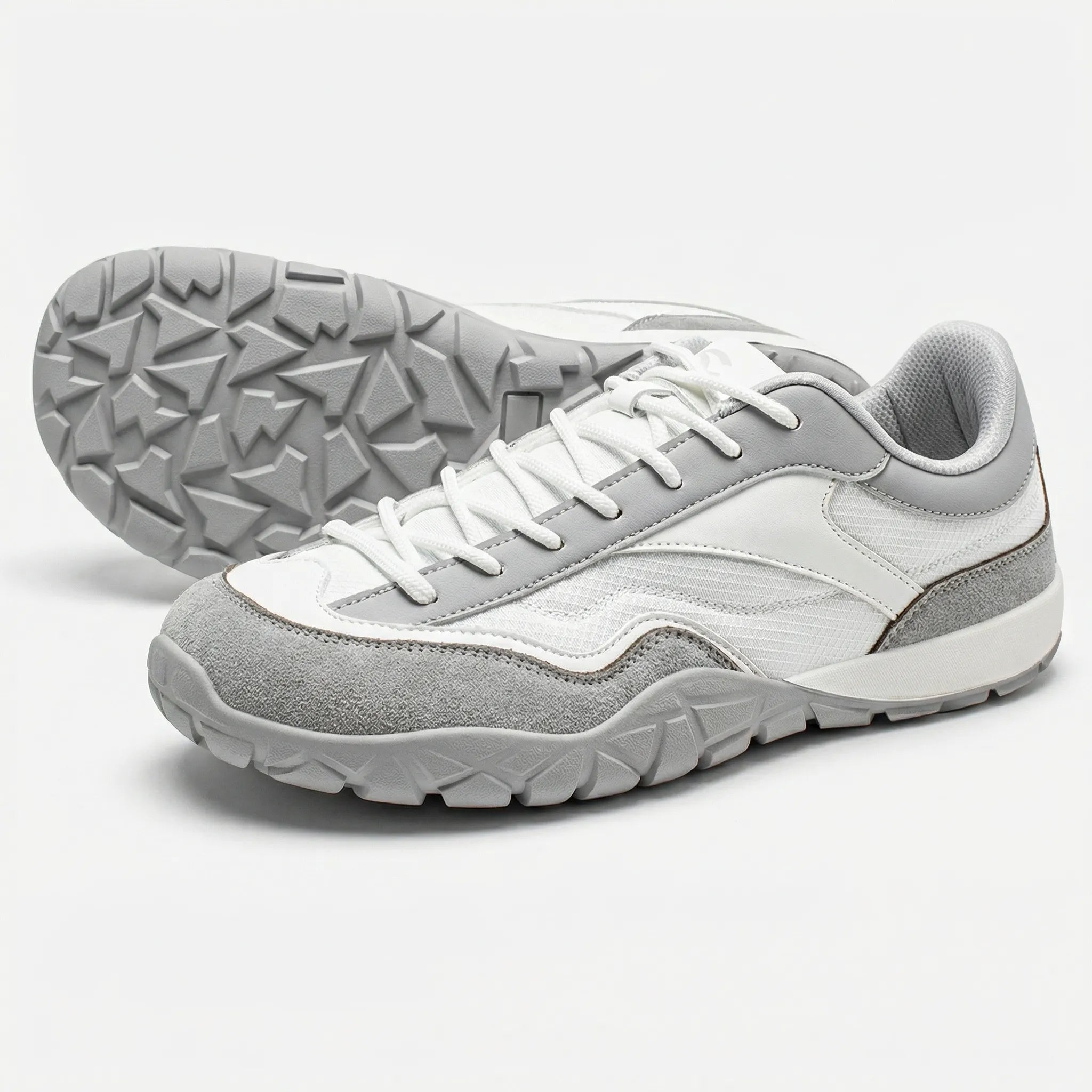 Breitschaftiger Trailwanderschuh mit rutschfester Sohle und Retro-Design