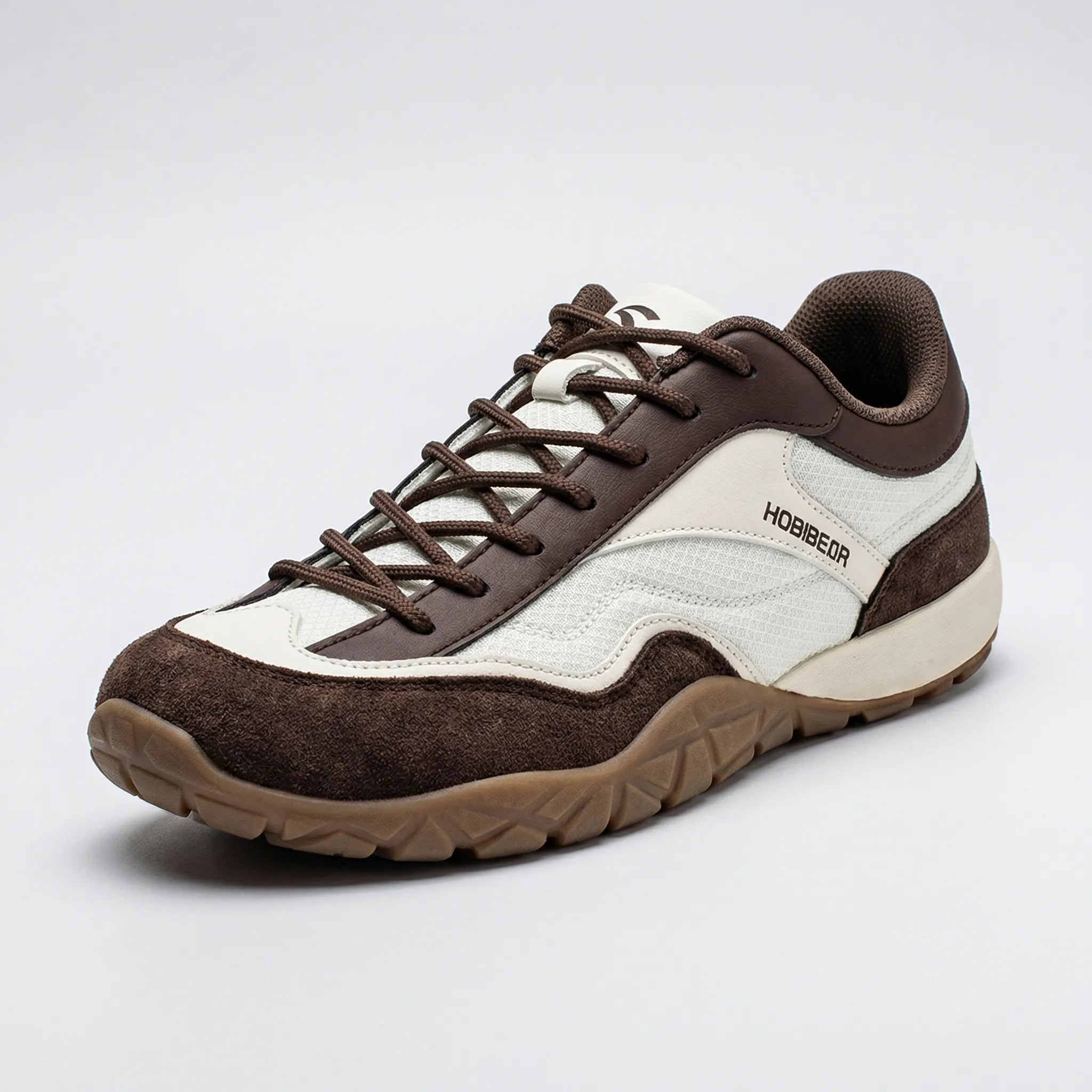 Breitschaftiger Trailwanderschuh mit rutschfester Sohle und Retro-Design