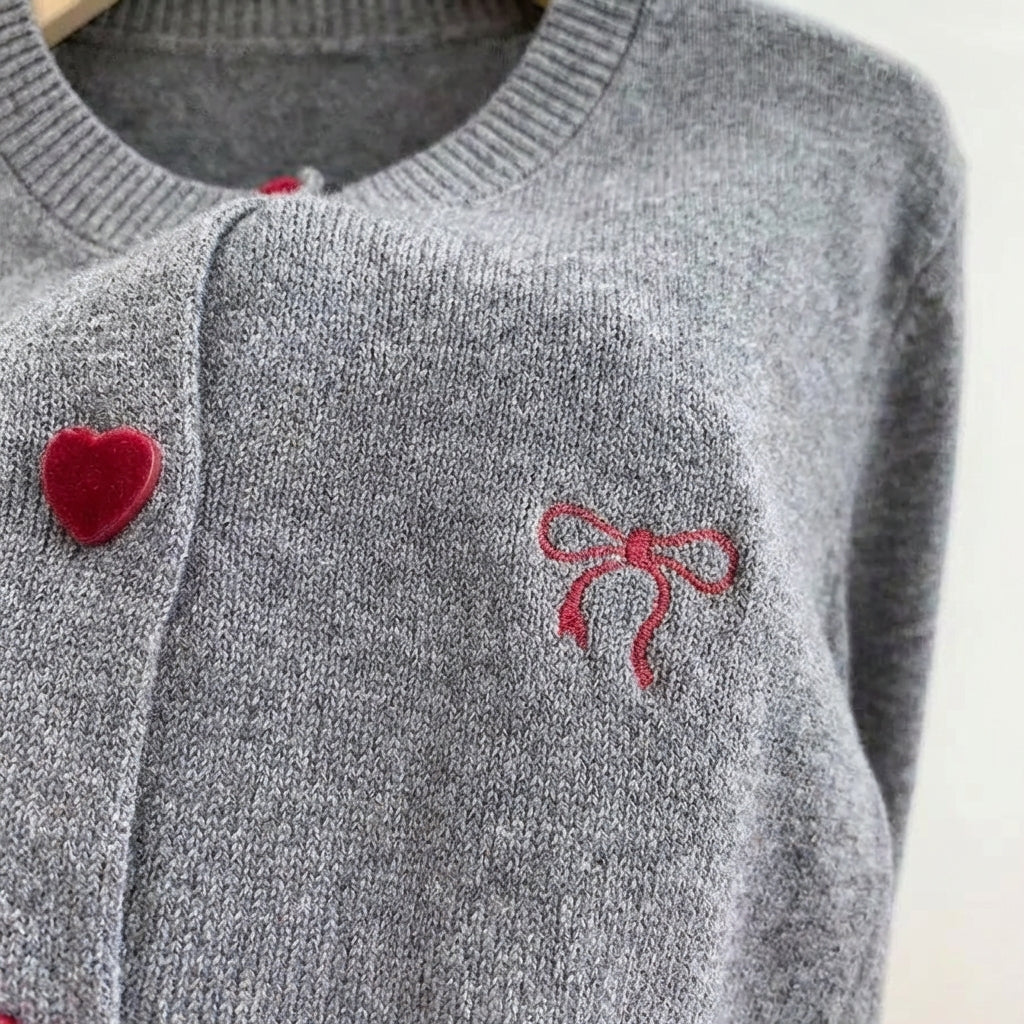 Damen Rundhals-Cardigan mit herzförmigen Knöpfen und Stickschleife