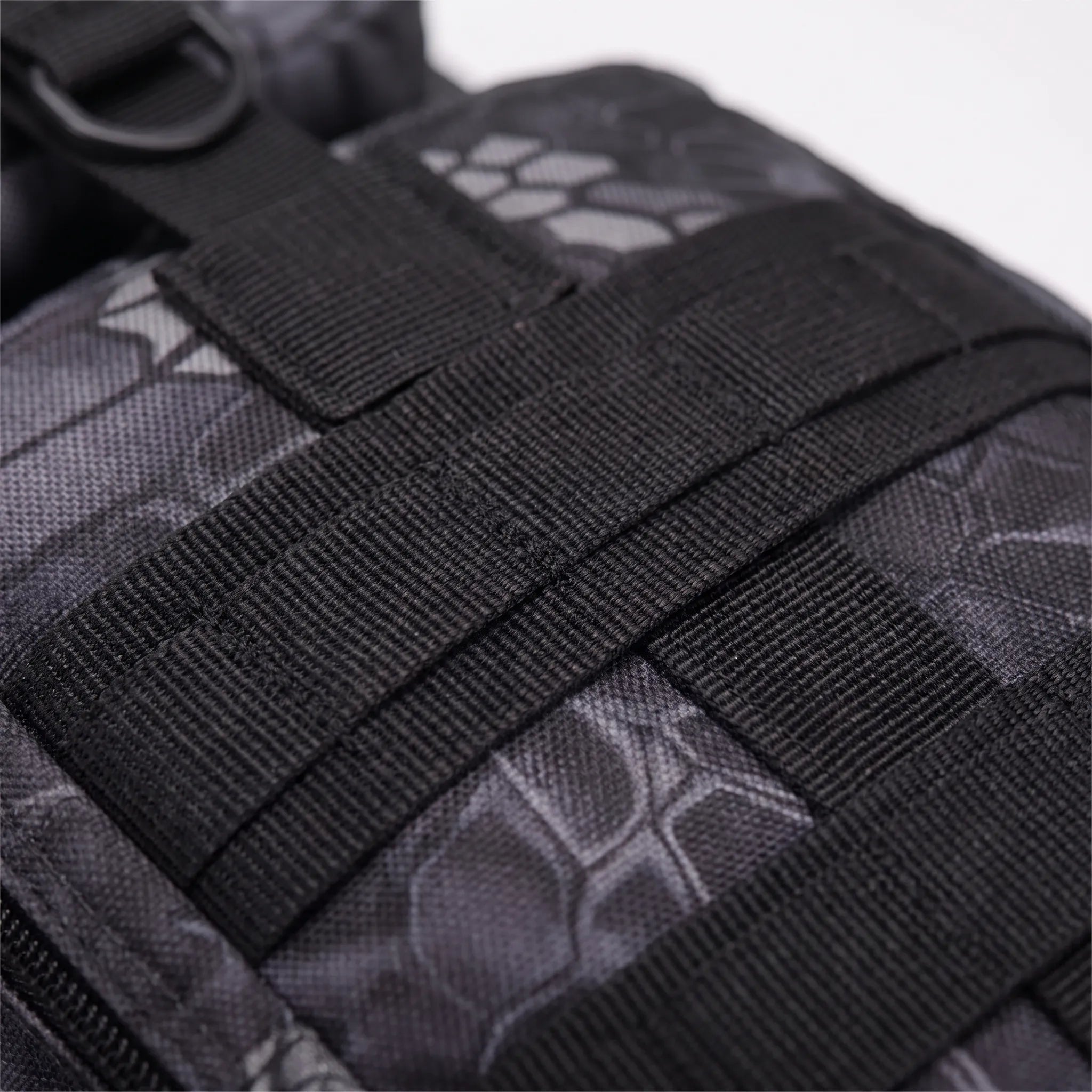 Wanderrucksack mit mehreren Fächern, gepolsterten Trägern und Kompressionsgurten