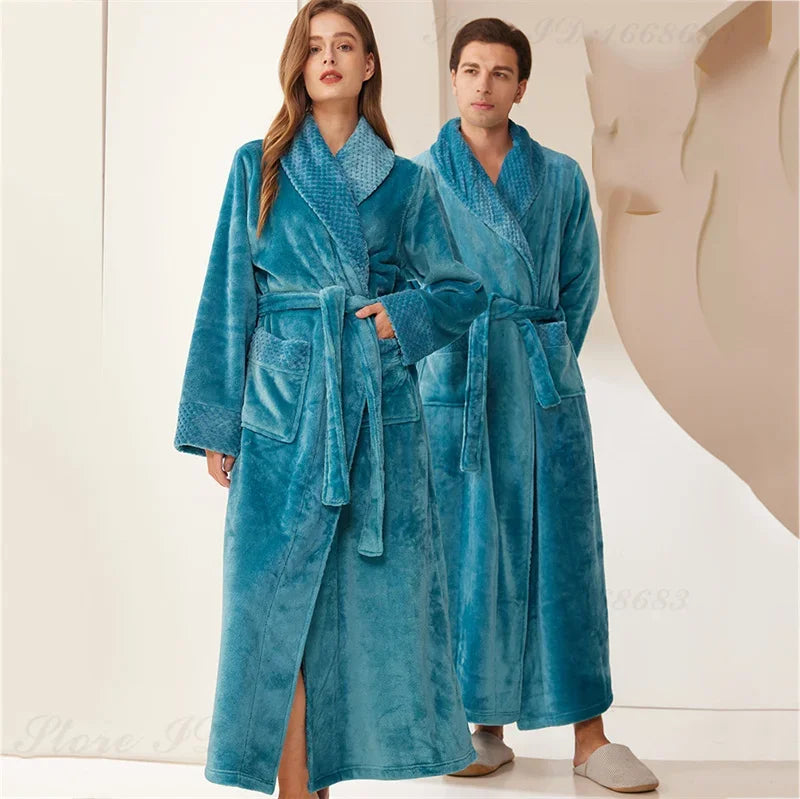 Langer Plüsch-Bademantel mit Schaltkragen und Vordertaschen